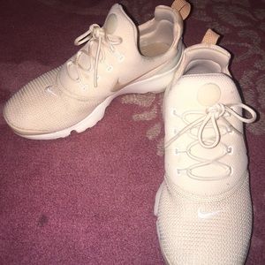 LIGHT PINK nike prestos